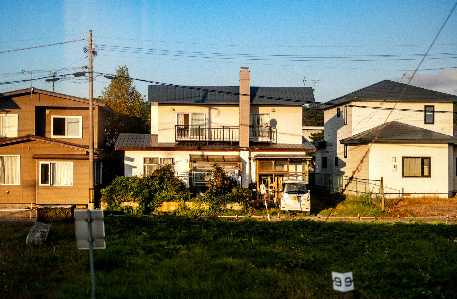 日差しの届く日本の住宅街。家と土地のこれからを考えるイメージ写真